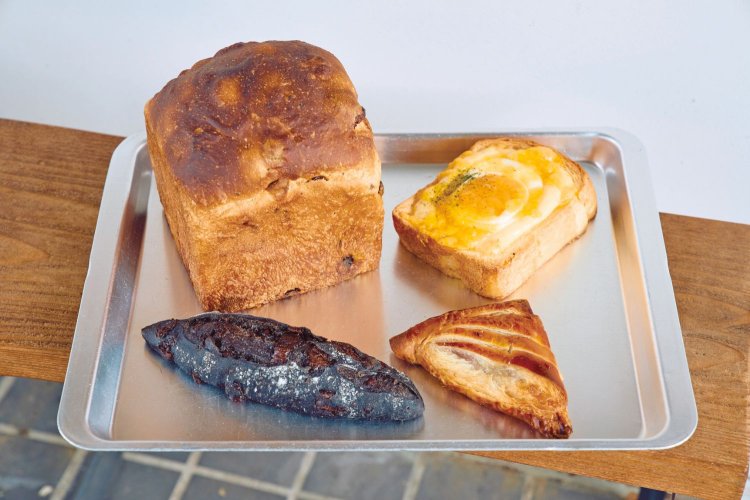 右上から順に時計回りに、半熟卵のクロックマダム422円、大人のレッドアップルシナモンパイ400円、ビターな味わいブラックショコラフランス357円、The Raisin854円（すべてテイクアウト価格）。