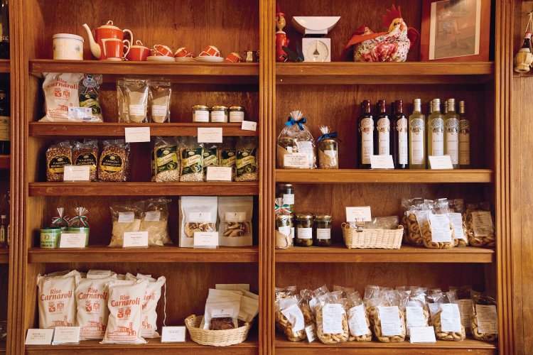 DIYの陳列棚には、眞壁さんがセレクトしたイタリアの調味料類やパスタが並ぶ。