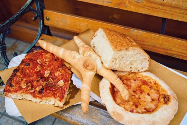 右上から順に時計回りに、日替わりフォカッチャ648円、ピッツアマルゲリータ756円、フォカッチャマルゲリータ（1/4）864円、コッピアフェッラレーゼ（フェラーラの名物パン）540円。