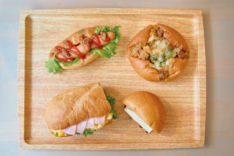 右上から順に時計回りに、キーマカレーパン360円、ミニあんバターパン220円、ハムたまごバケット340円、ホットドッグ320円。