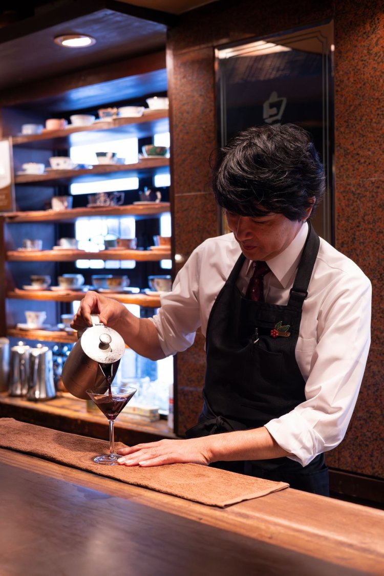 コーヒーは注文ごとにハンドドリップ。アンブルドゥレーヌはグラスで提供。