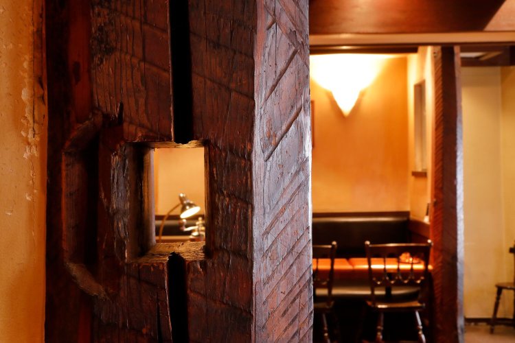 店内の柱や梁（はり）は秋田の古民家から移築した年代物。