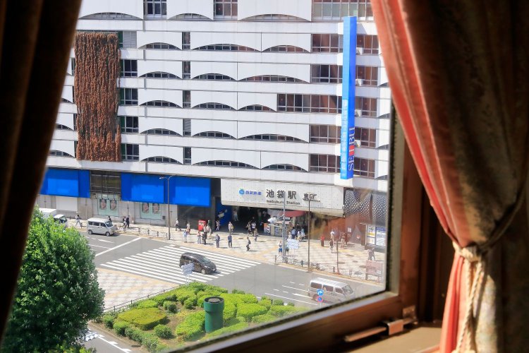 9階の窓から、JR池袋駅東口の景色を見渡せる。