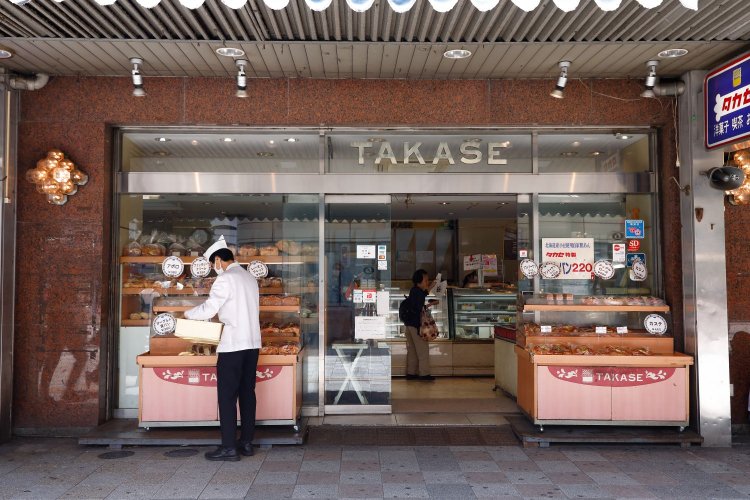 入り口にもずらりとパンが並び、道行く人を店内へ誘う。