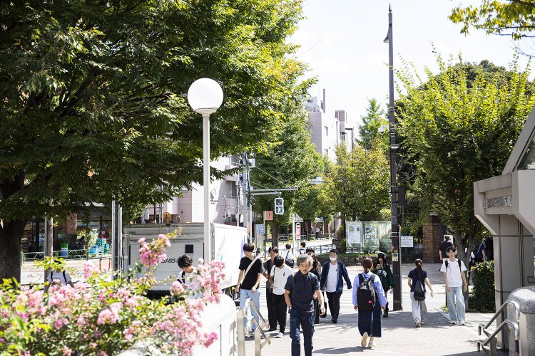 昼間の目白駅前（東側）。