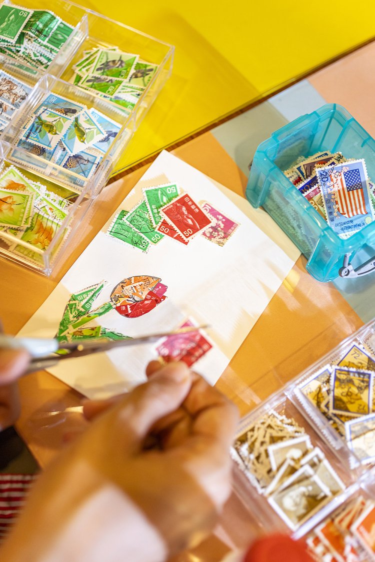 平日限定の切手貼り絵体験は予約不要で100円。