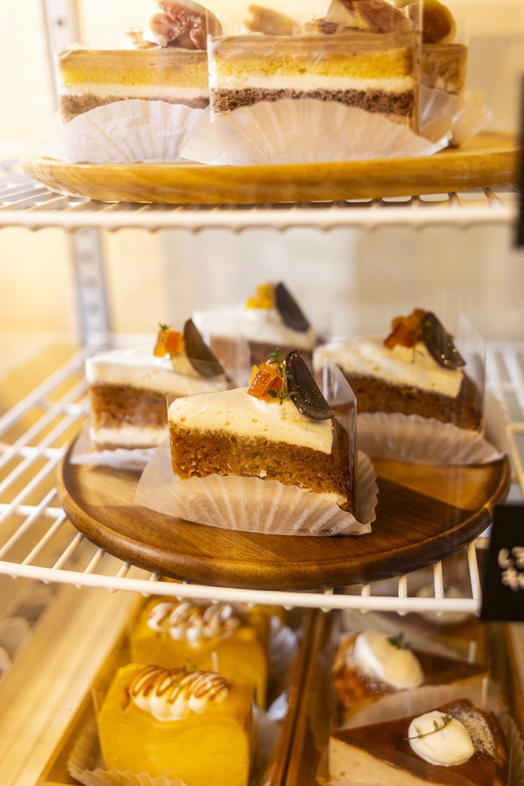 レアチーズクリームのキャロットケーキ700円など、ケーキは日替わりで2～4種類並ぶ。
