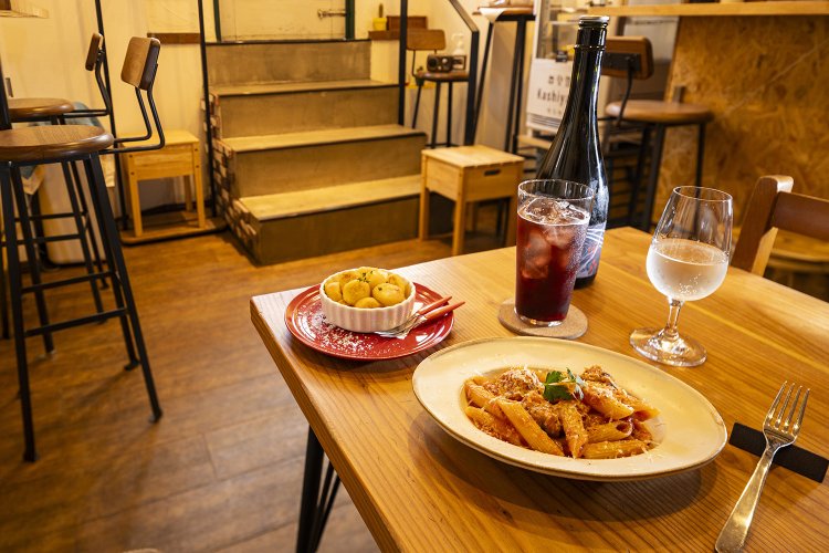 自家製焼ニョッキ680円、ブラックオリーブ入りミートボールトマトソースペンネ880円（ハーフ）、「風の森」ALPHA DRY680円、国産カシスソーダ850円。