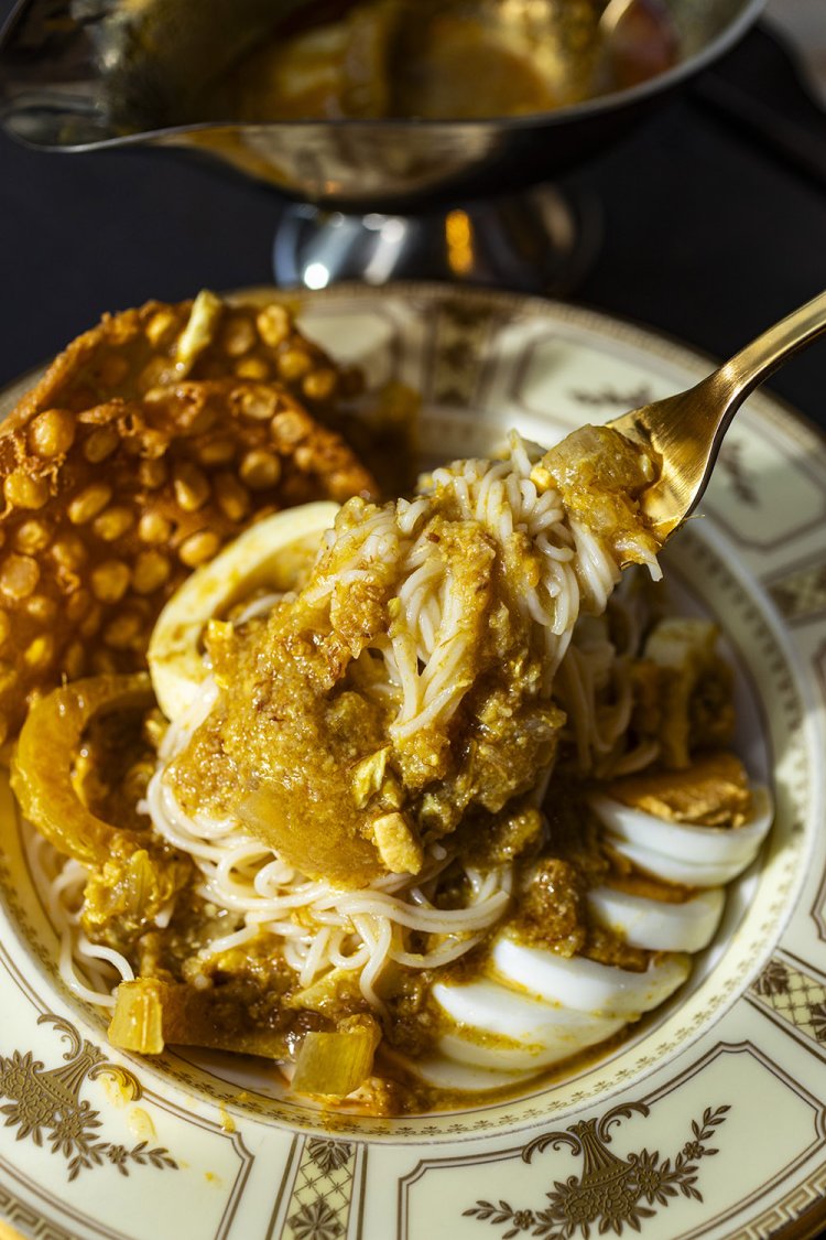 魚のスープの麺料理、モヒンガー1430円。