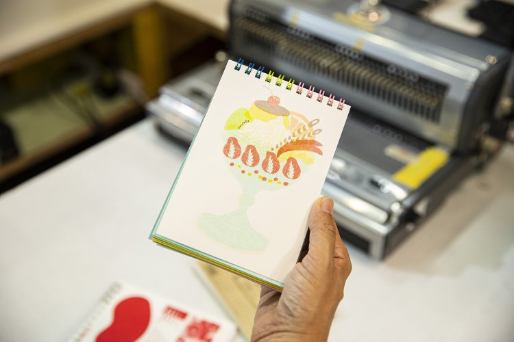 手動の機械で気軽に作れるリングノートは200円～。