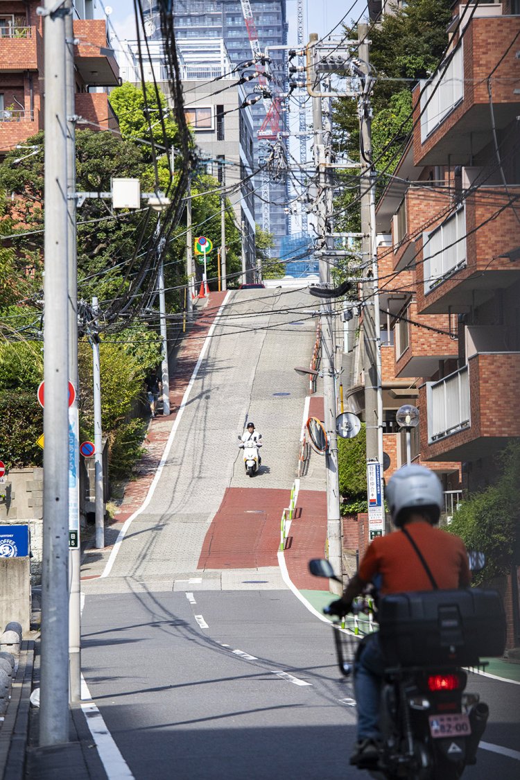 ジェットコースターのような高田2丁目の「のぞき坂」。