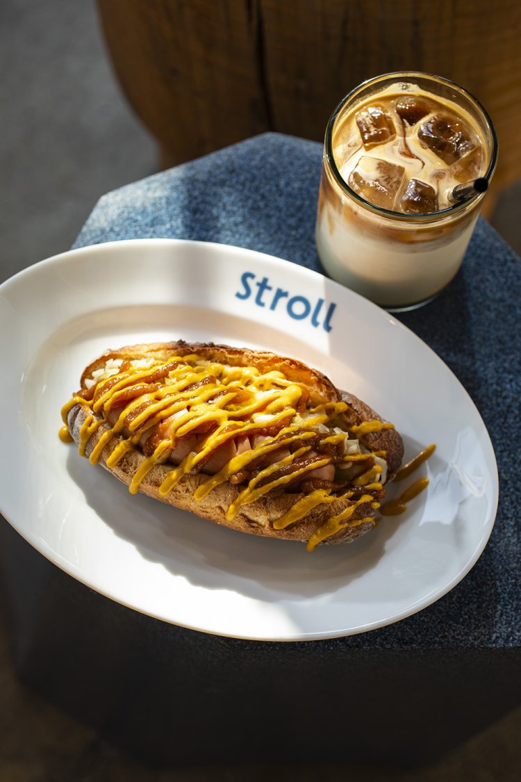 アイスカフェラテ650円、ケチャップも手作りのホットドッグ950円。