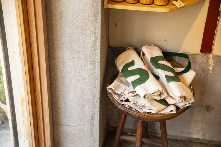 『SURUTOCO』で自らシルクスクリーン印刷したバッグも販売。