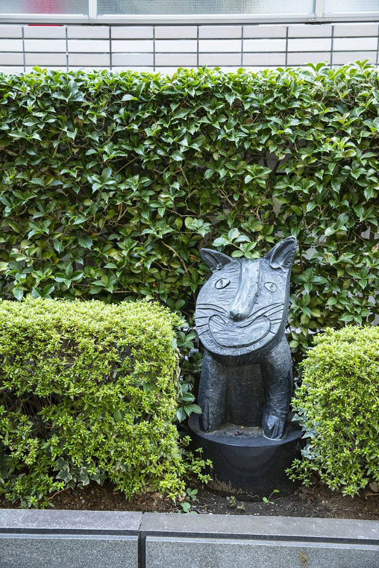 生垣に笑う猫（彫刻）！ 夏目漱石の小説がモチーフとか。