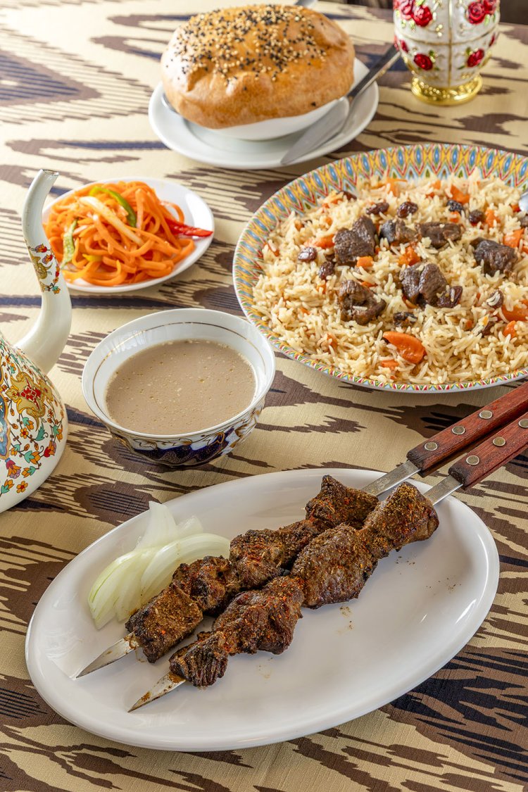 上から瓦碗煮込み肉1078円、挽き肉ポロ1628円（ランチは1280円）、ミルクティー748円、ラム串418円。