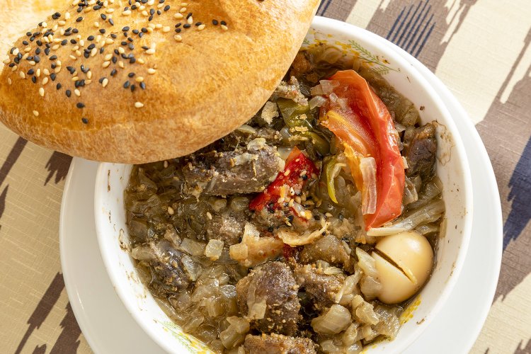 瓦碗煮込み肉はパイ生地を取り外し、柔らかな肉や野菜とともに食べる。