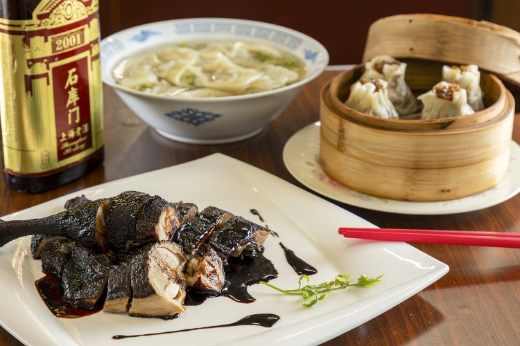 手前からアヒルの醤油焼き1500円、上海風焼売480円、ワンタン880円、紹興酒は1500円～。