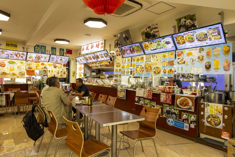 フードコートは雑多な雰囲気。