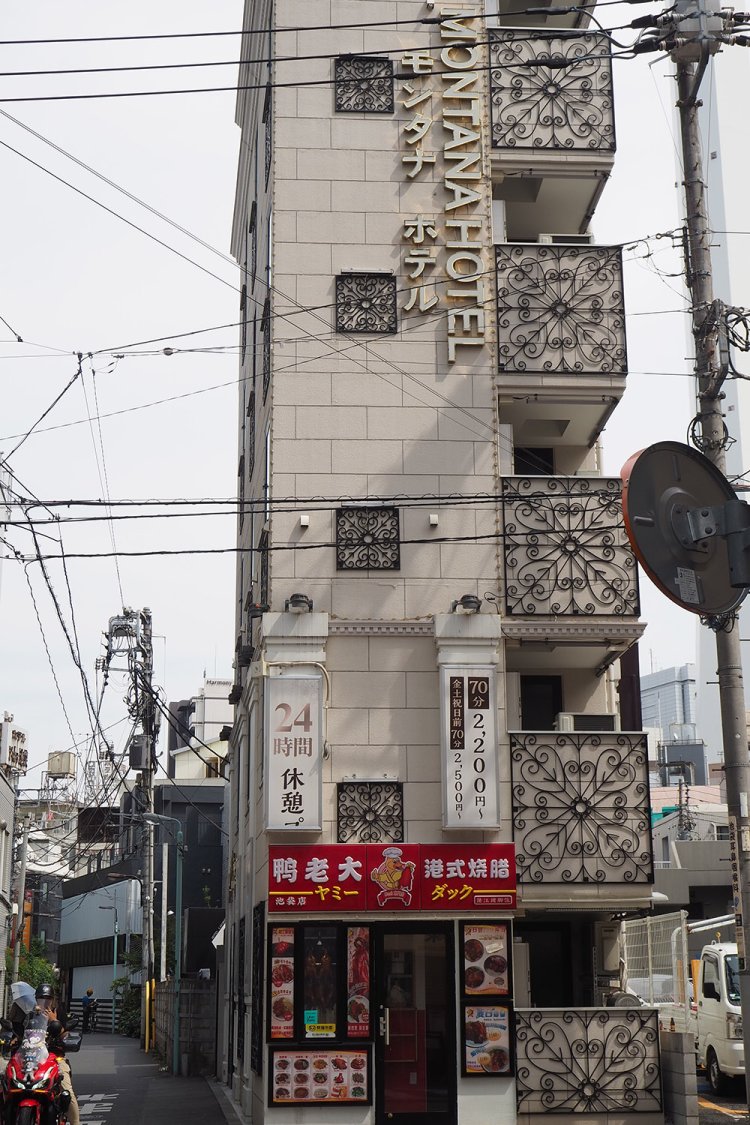 ラブホテルの1階に鎮座する店舗も。