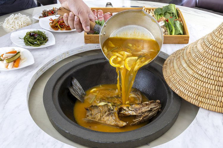 魚はスズキかタイ。具材はキノコと野菜、豚肉、肉団子、ライスヌードルと盛りだくさん。