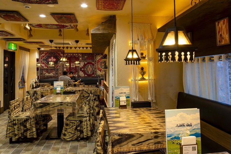 店内にはウイグルの絨毯や食器などがあり、異国情緒満点。