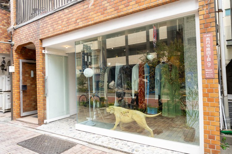 高円寺以外の街にあったら、古着店には見えないかもしれない。