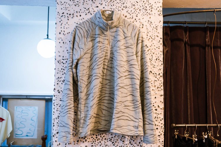 山脈のような模様入りのフリースは1万7380円。タグを確認したところ、ブランドは「エディー・バウワー」だった。