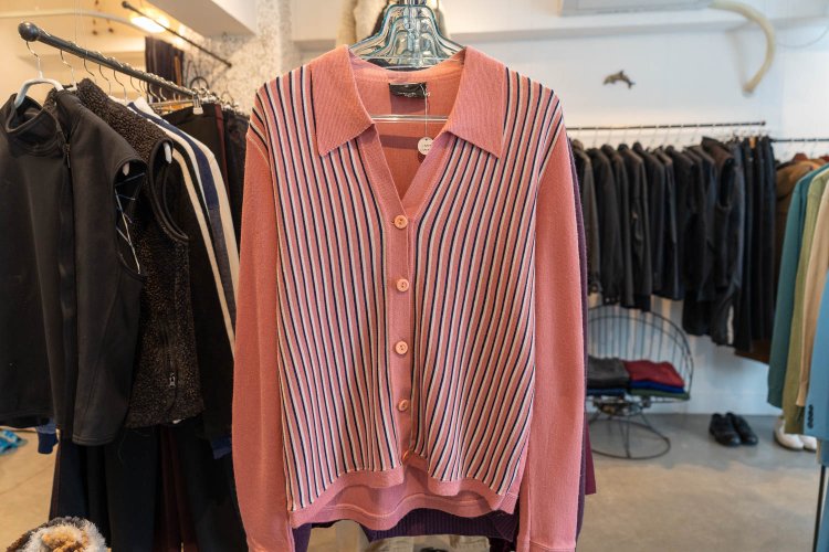 印象的なストライプの襟付きカーディガン1万9580円。