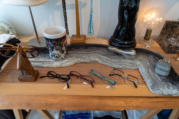 入り口近くの棚で、マグカップの下に敷かれるようにディスプレイされているオリジナルラグは1万7380円。