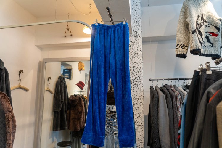 「Levi’s」のベロアトラックパンツは2万2000円。1984年ロス五輪のときに作られたもの。