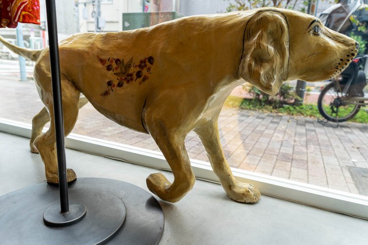 犬の置き物は非売品。アメリカのアンティークショップで買ったとき、ジョージという名前だと聞かされた。