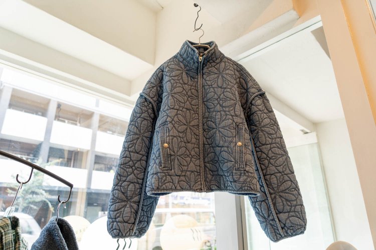 花模様のステッチが入ったブルゾンは2万2000円。