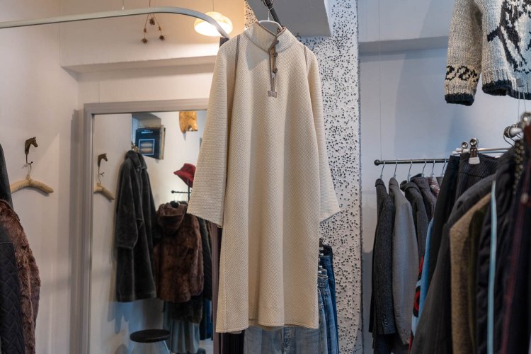 「Max Mara」のワンピース2万4200円。色味のあるタイツやブーツと合わせて街を闊歩したい！