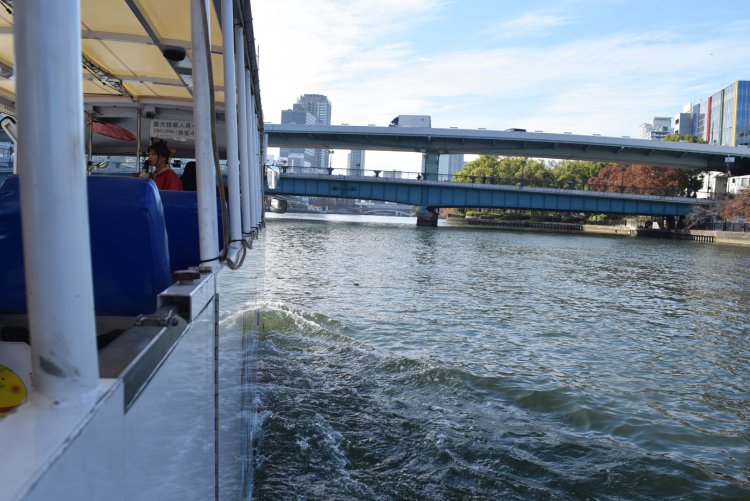 先ほども見えた大阪城を今度は川の上から見る。