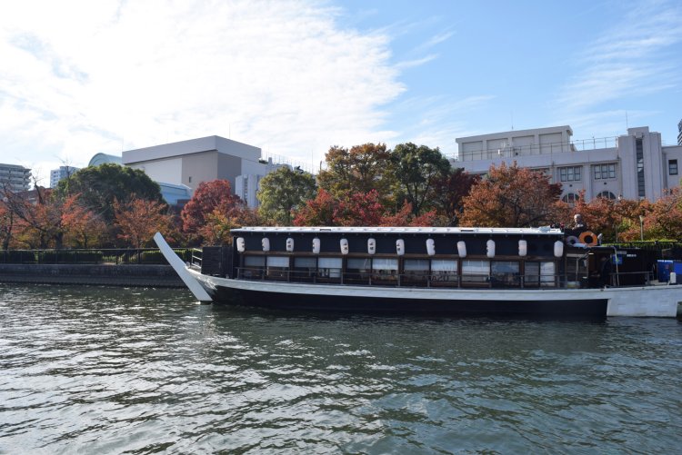 屋形船に乗っている人が手を振ってくれた。