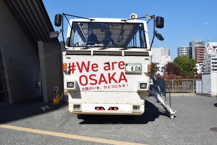 正面から見たところ。運転席の目線は地上3mだそう。