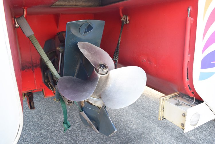 車体の後部にあるスクリューで水上を進むことができる。