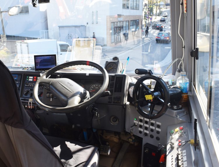 水陸両用バスならではの特殊な運転席。
