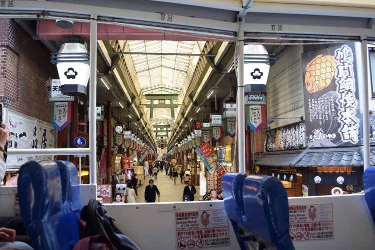 大阪でも有数の規模を誇る天神橋筋商店街も見えた。