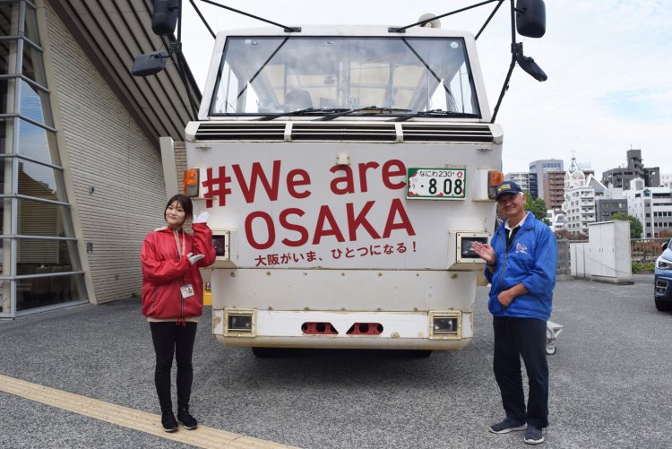 ガイド役のめいめいさんと運転手の西村さん。