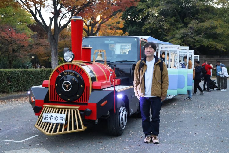 大阪城公園のロードトレインと私。