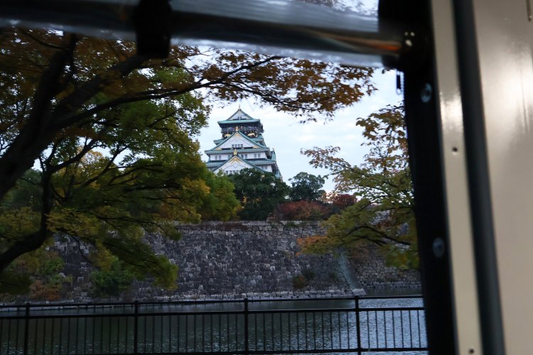 ロードトレインからまた大阪城を眺める。