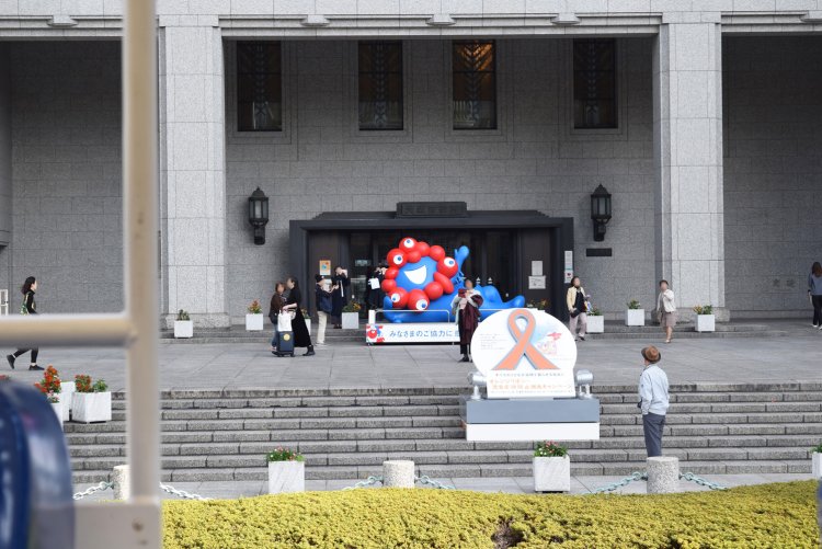 大阪市役所本庁舎前のミャクミャク像が見えた。