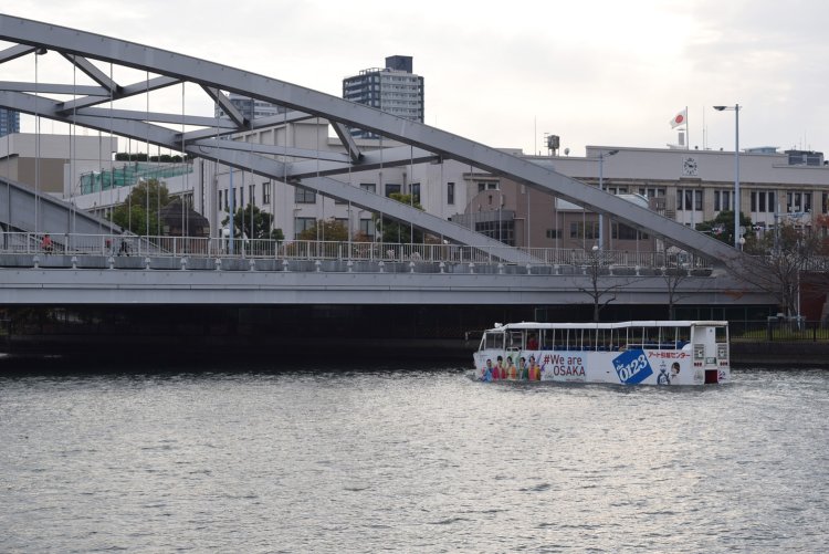 桜ノ宮橋の下にさしかかる大阪ダックツアーの船。