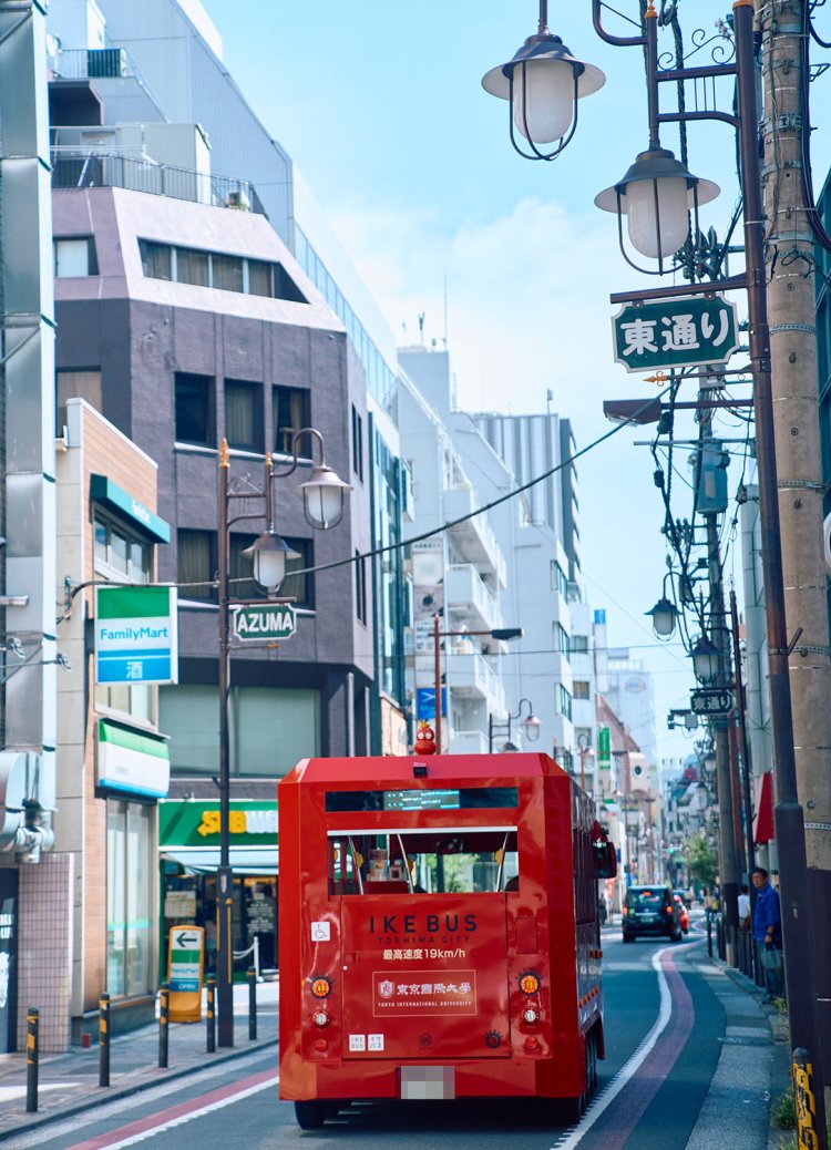 池袋本店のすぐ横を走る東（あずま）通りはにぎやかだ。