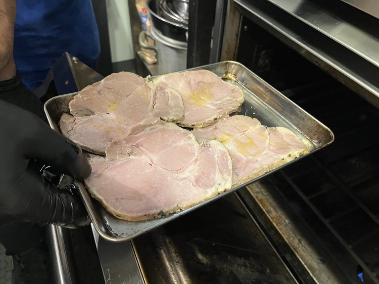 肉は注文が入ってからスライスし、オリーブオイルをかけてオーブンで焼き上げる。