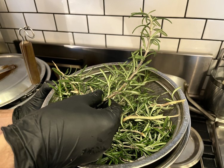 自宅の庭で育てるローズマリーは、いろいろな料理に香りのアクセントをつけてくれる。
