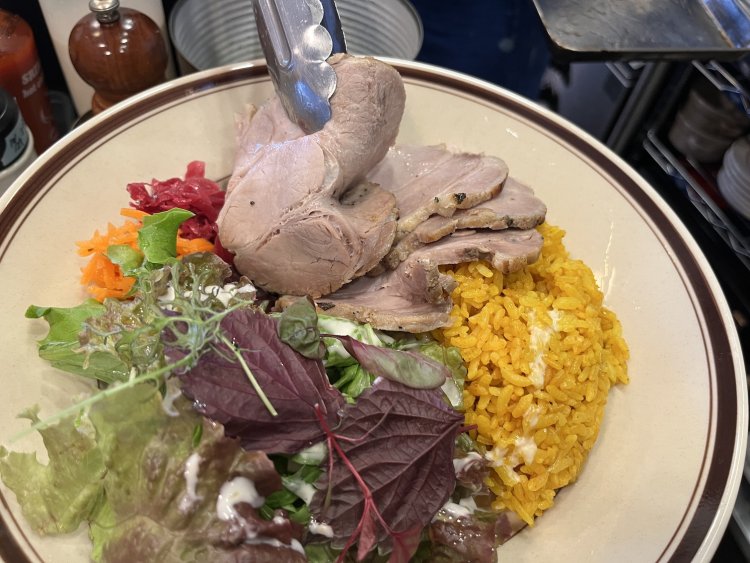 脂身は少ないが肉質はやわらかい豚肩ロース。しっかり火を通しているのにしっとりとした焼き上がり。