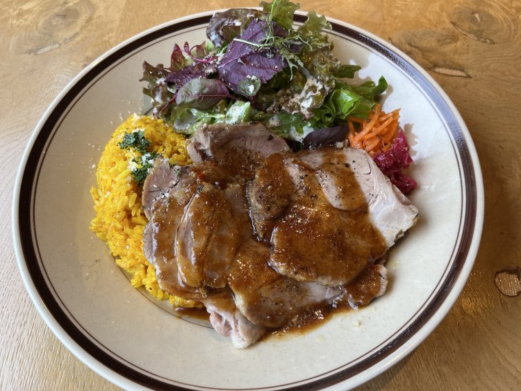 丁寧に仕込まれた付け合わせも加わり、ボリュームたっぷり。