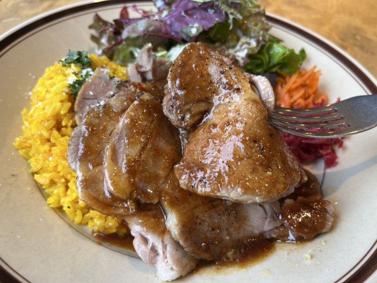 1枚の肉が手のひらサイズの大きさ。口の端にソースをつけながらほおばろう。